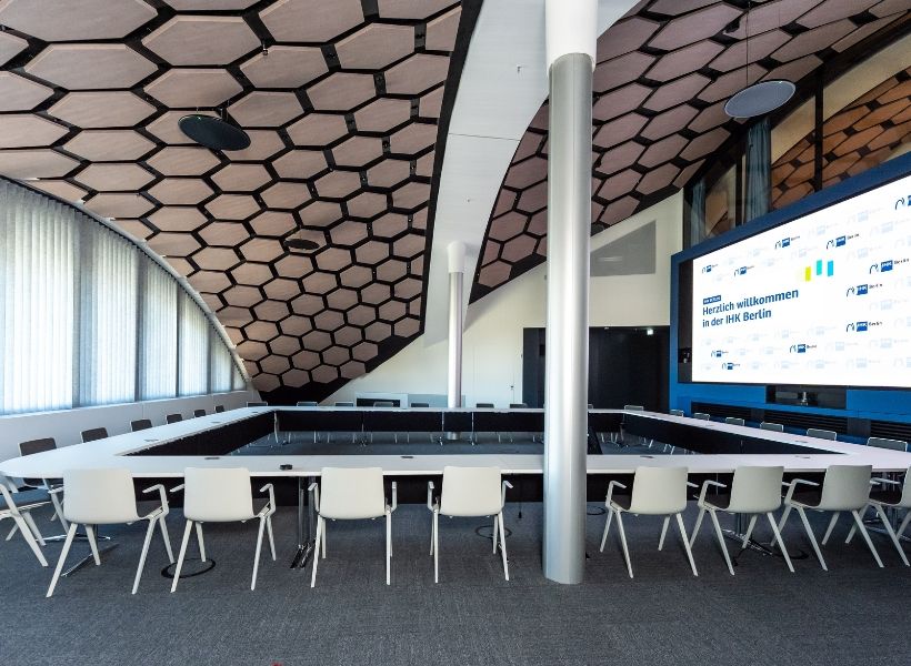 Mendelssohnsaal der IHK Berlin mit flexibler U-Form-Bestuhlung und moderner Medientechnik für unterschiedliche Veranstaltungsformate