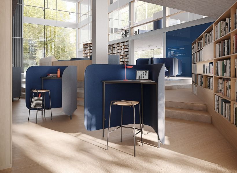 Arbeitsbereich mit abgeschirmten Einzelarbeitsplätzen, integrierten Raumteilern und ruhiger Umgebung für konzentriertes Arbeiten in offener Bürostruktur.