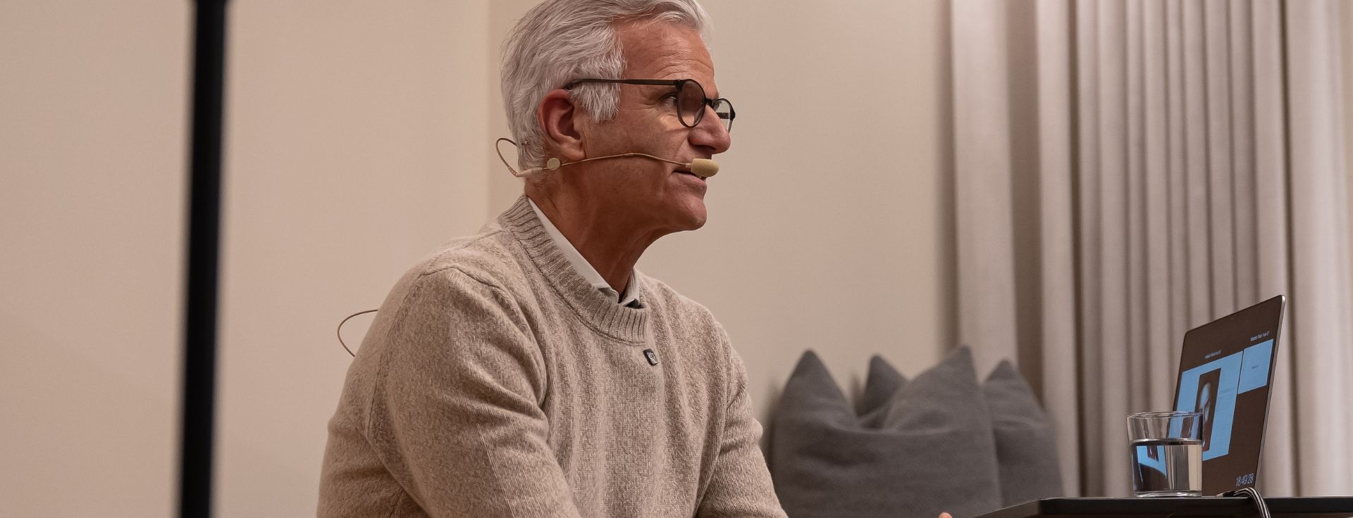 Meeting mehrerer Personen in einer hybriden Arbeitswelt