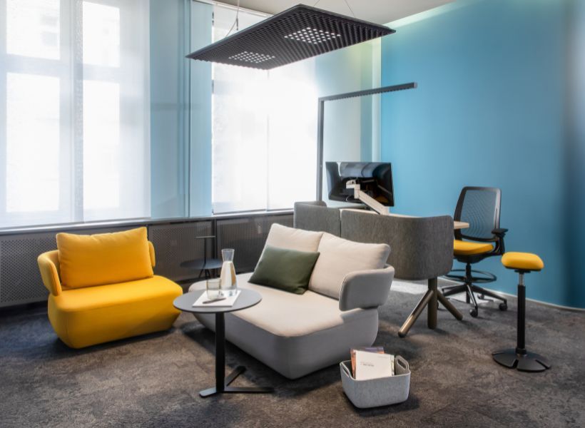 Lounge- und Arbeitsbereich mit kombiniertem direkten und indirekten Licht, Arbeitsplatzleuchte und ergänzendem Tageslicht für unterschiedliche Nutzungssituationen.