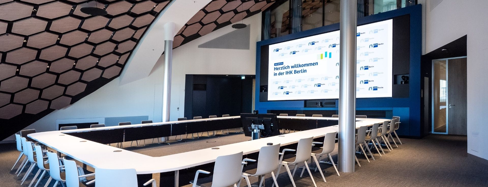 Mendelssohnsaal mit U-förmiger Bestuhlung, großformatiger Medienwand und moderner Konferenztechnik für Veranstaltungen und Meetings.