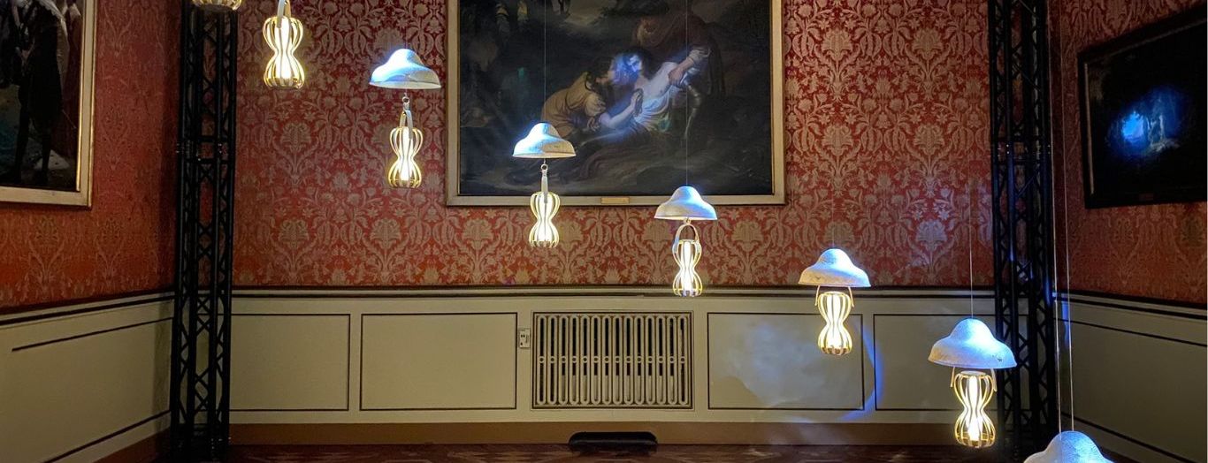 Meeting mehrerer Personen in einer hybriden Arbeitswelt