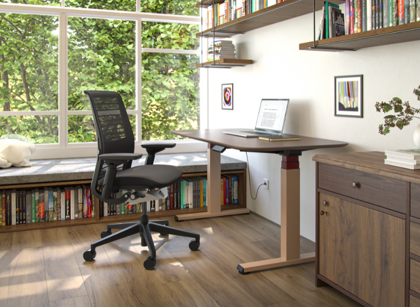 Helles Homeoffice mit großem Fenster, höhenverstellbarem Schreibtisch, ergonomischem Arbeitsstuhl und wandmontierten Regalen über einer Sitzbank mit Bücherregal.