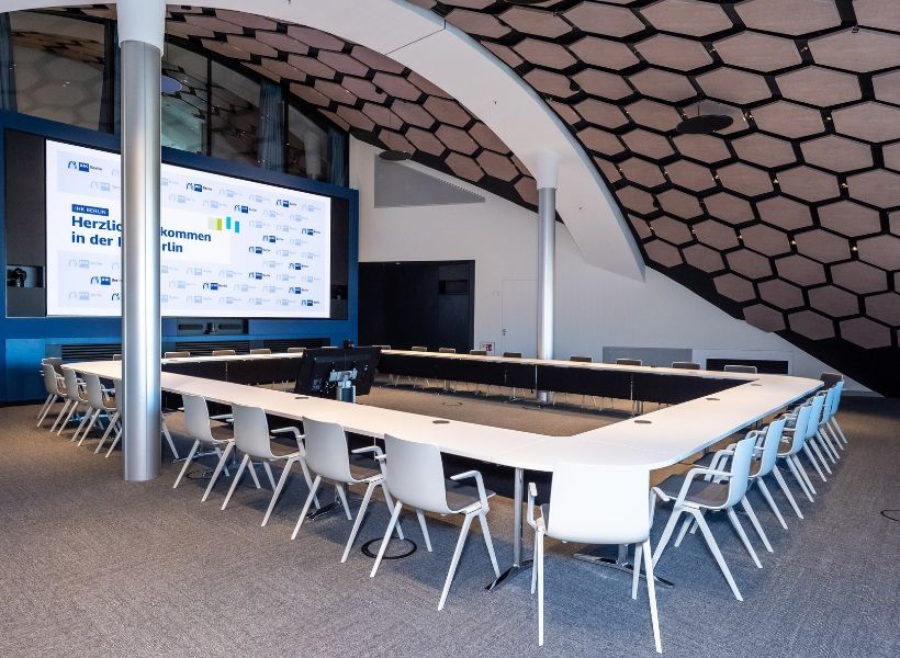 Mendelssohnsaal der IHK Berlin mit flexibler U-Form-Bestuhlung und moderner Ausstattung für unterschiedliche Veranstaltungsformate.