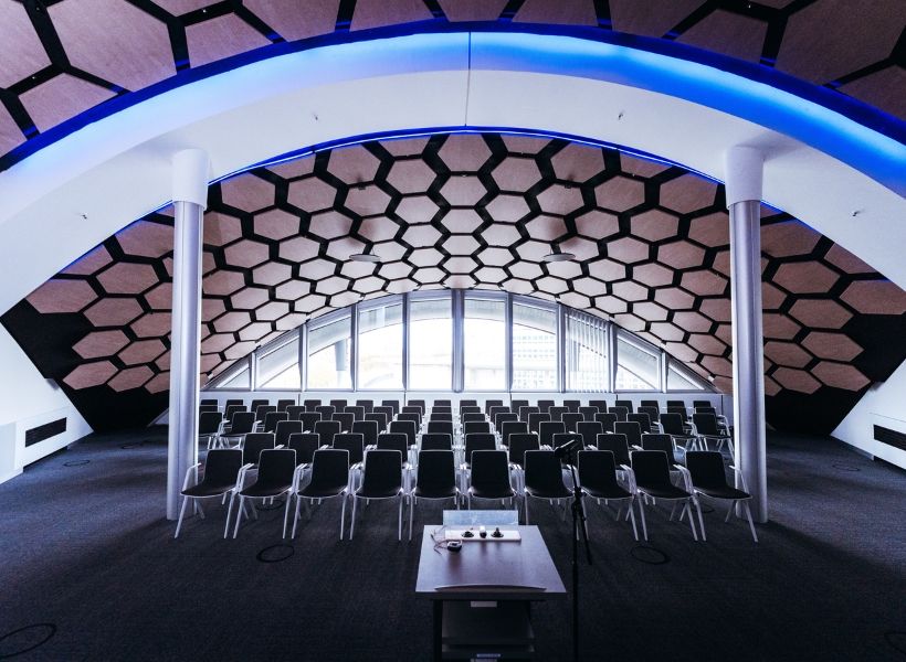 Mendelssohnsaal der IHK Berlin mit Reihenbestuhlung und flexibler Ausstattung für Vorträge, Tagungen und Veranstaltungen.
