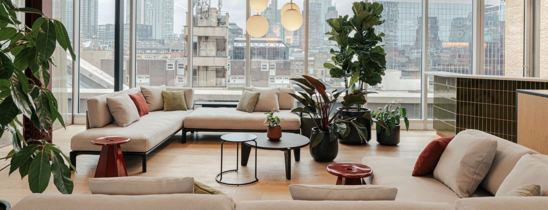 Großer Besprechungsraum mit langem Tisch, ergonomischen Drehstühlen und offenem, modern eingerichteten Office‑Bereich.