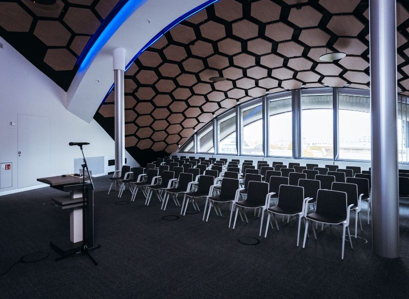 Mendelssohnsaal der IHK Berlin mit flexibler Reihenbestuhlung für Vorträge, Konferenzen und unterschiedliche Veranstaltungsformate.