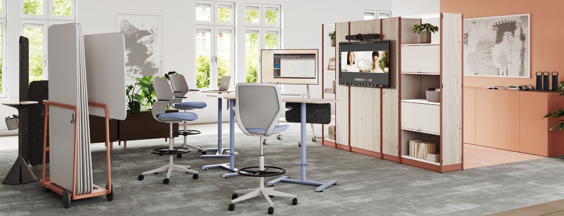 Helles Wohn‑Arbeitszimmer mit Schreibtisch am Fenster, ergonomischem Stuhl, Pflanzen und Sofa in einer offenen Raumgestaltung.