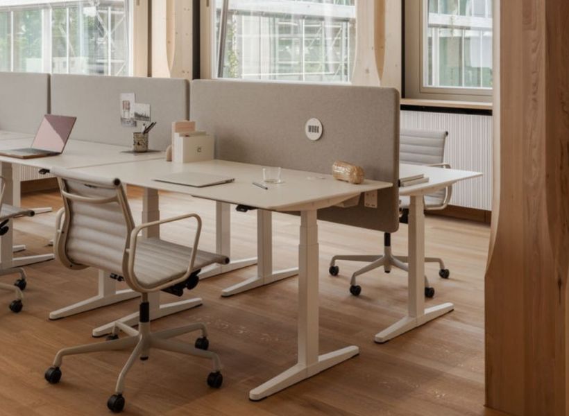 Moderner Open-Space-Bereich mit der Pantone Farbe des Jahres 2026 Cloud Dancer.