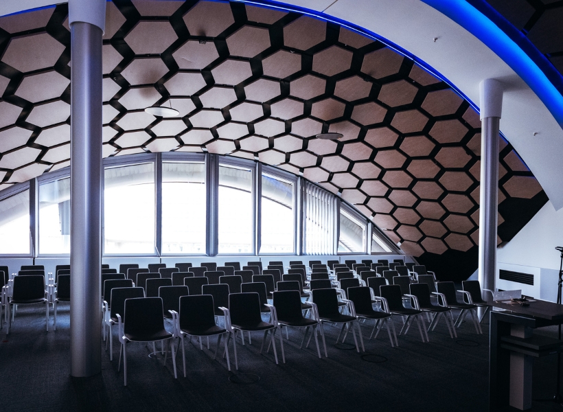 Mendelssohnsaal der IHK Berlin mit flexibler Reihenbestuhlung für Vorträge, Konferenzen und unterschiedliche Veranstaltungsformate.