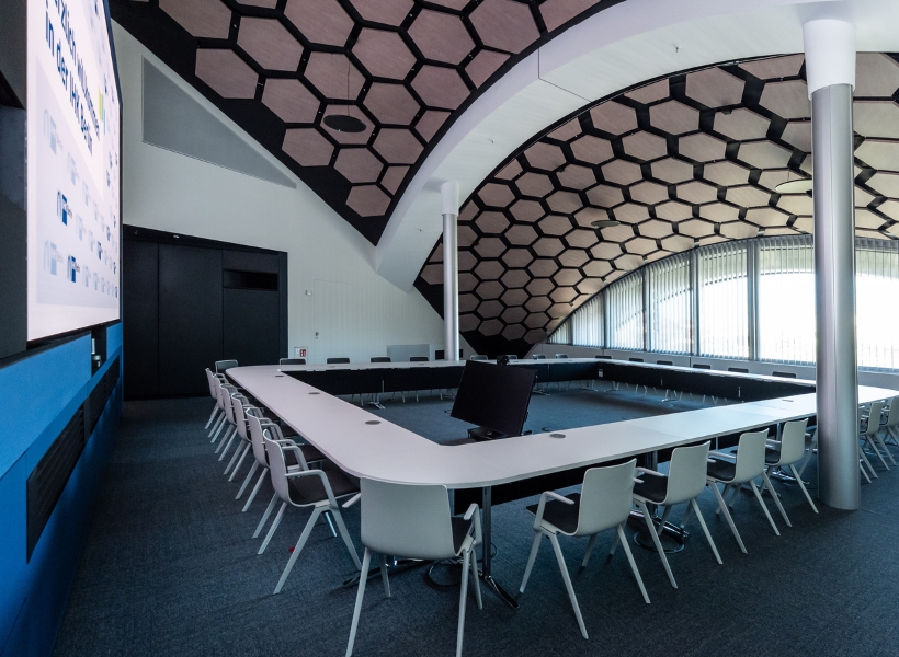 Mendelssohnsaal der IHK Berlin mit flexibler U-Form-Bestuhlung und moderner Medientechnik für Konferenzen und Gremiensitzungen.