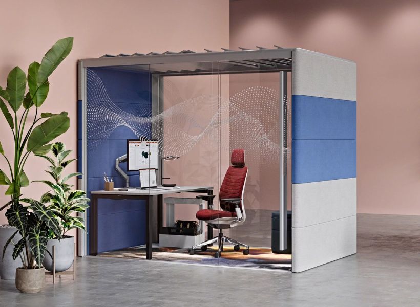 Einzelarbeitsplatz in verglaster Raum-in-Raum-Lösung mit klar abgegrenzter Zone für konzentriertes Arbeiten innerhalb offener Bürostrukturen.