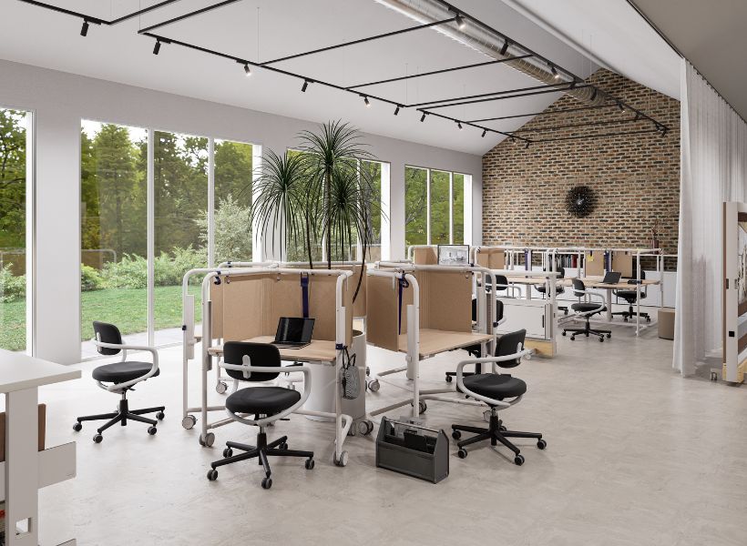 Open-Space-Arbeitsbereich mit teilabgeschirmten Arbeitsplätzen, großzügigem Tageslicht und strukturierter Zonierung für konzentriertes Arbeiten im offenen Raum.