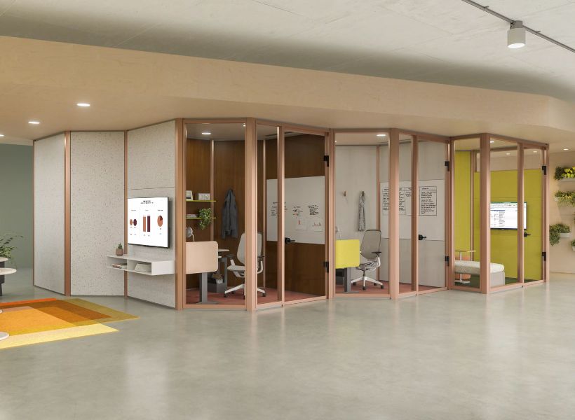 Einzelbüros in verglasten Raum-in-Raum-Modulen mit klarer Zonierung und geschützten Bereichen für konzentriertes Arbeiten.