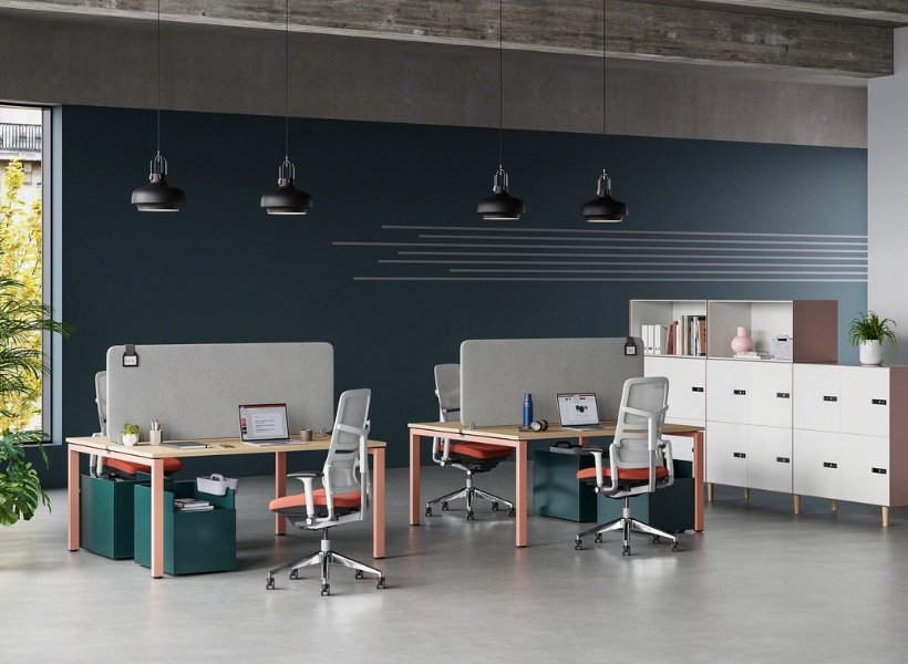 Moderne Büroarbeitsplätze mit freistehenden Tischtrennwänden zur visuellen und akustischen Strukturierung von Arbeitsplätzen.