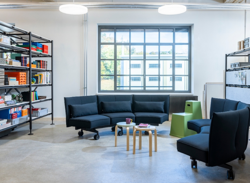 Lounge‑ und Rückzugsbereich im Büro mit mobilen Sitzmöbeln und flexibler Raumgestaltung im offenen Umfeld.