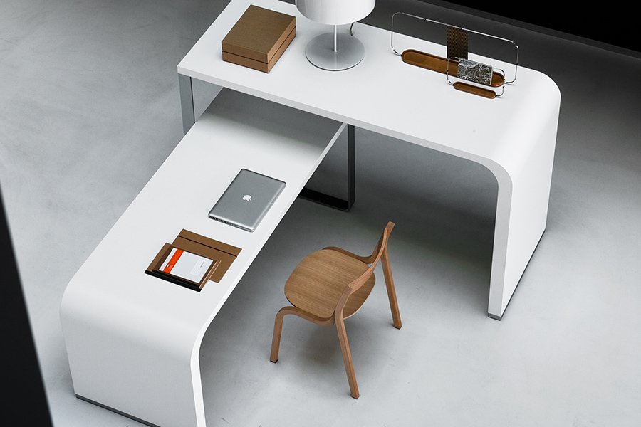 Lapalma - Brunch + Konrad| Weißer Schreibtisch mit Holzstuhl