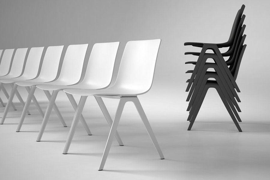 Brunner - A-Chair|Weiße Stühle nebeneinander