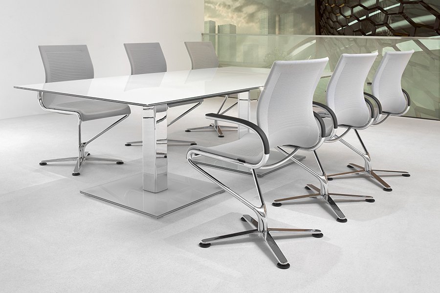 Züco - Riola|Weißer Konferenztisch mit weißen Stühlen